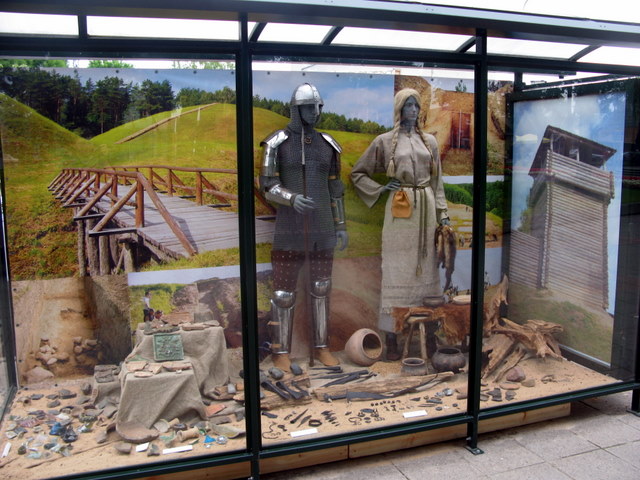 Autobusų stotelėje - Anykščių krašto archeologinių kasinėjimų "derlius"