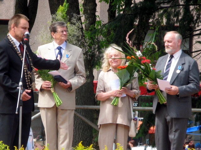 Anykščių meras Sigutis Obelevičius ir Anykščių rajono Garbės piliečiai Antanas Tyla, Milda Telksnytė bei Vygandas Račkaitis