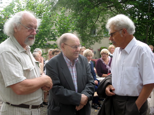2009 m. liepa, Oninės, paskutinioji Jono Strielkūno (centre) viešnagė Anykščiuose.