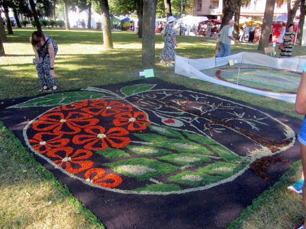 Troškūnų bendruomenė tą patį piešinį savo kilimui pavadino „Gyvybės ratu“.