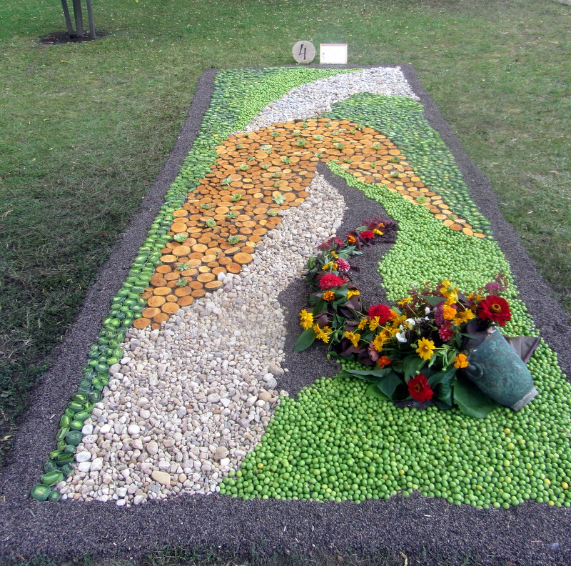 Raguvėlės moterų klubo kūrinys.