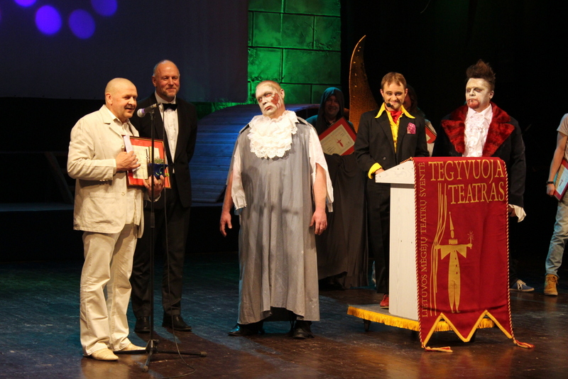 Apdovanojamas aktorius ir režiserius J. Buziliauskas (kairėje). A. Falkausko nuotrauka.