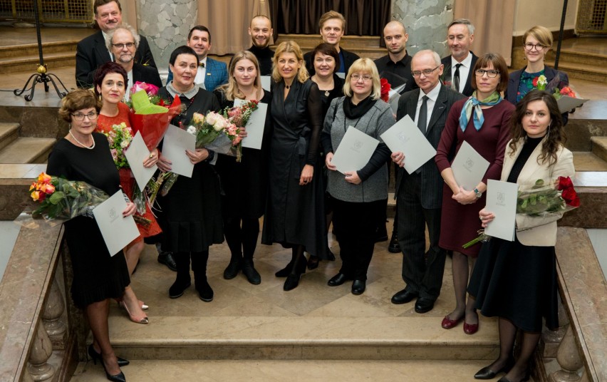 Regina Stumburienė (pirmojoje eilėje trečia iš kairės) tarp apdovanotųjų. Kultūros ministerijos nuotrauka.