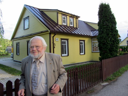 Prof. A. Avižienis ir jo vaikystės namai Anykščiuose.