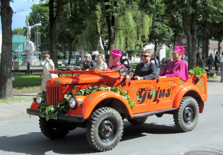 Dvasininkų kelionė per Anykščius - "Gojaus" automobiliu.
