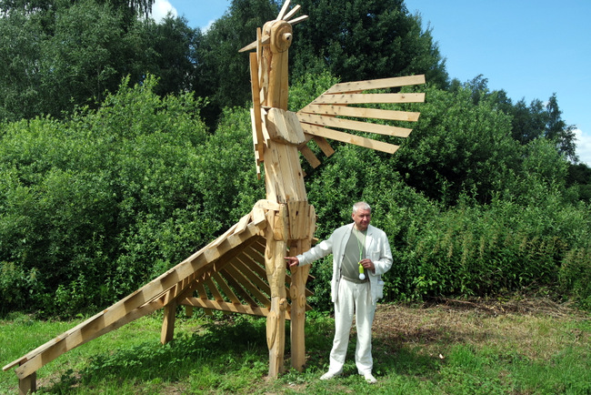 Šilelio pamiškėje svečius  sutinka Ž. P. Smalsko sukonstruota medinė gervė.