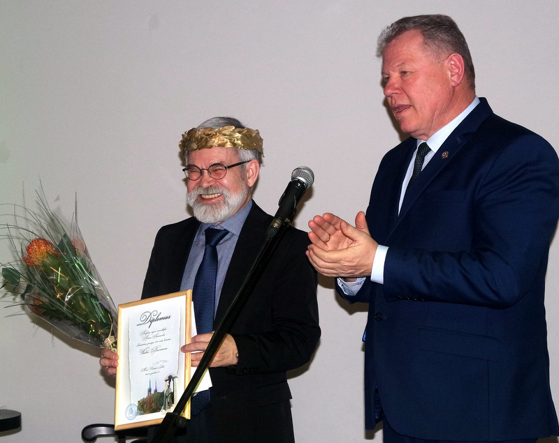 Premijos diplomą V. Braziūnui įteikė Anykščių meras Kęstutis Tubis.