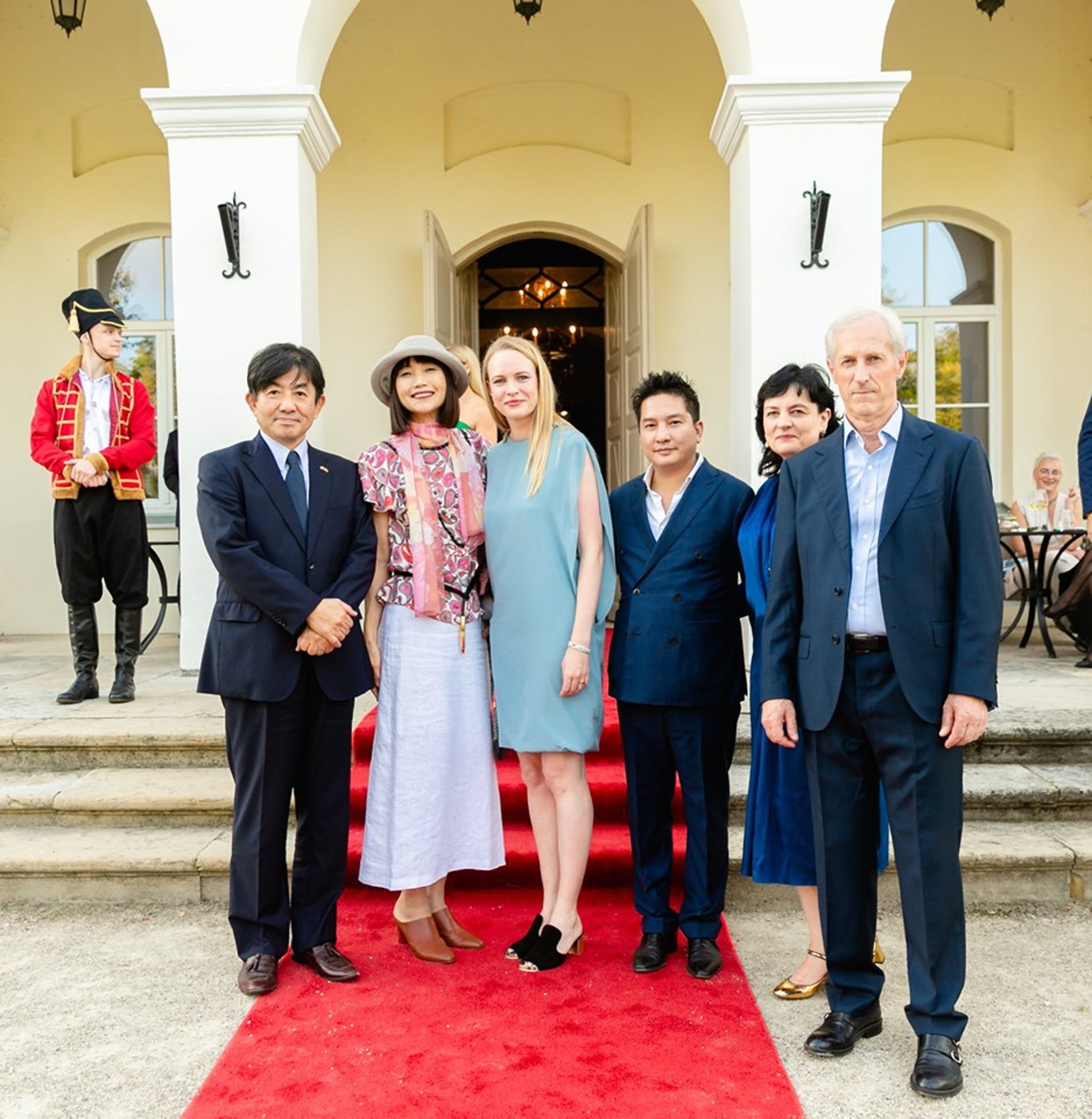 Dvaro šeimininkai su Japonijos ambasdoriumi.