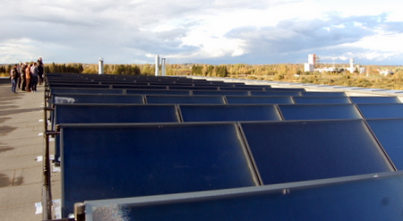Ant baseino stogo sumontuota saulės kolektorių sistema.