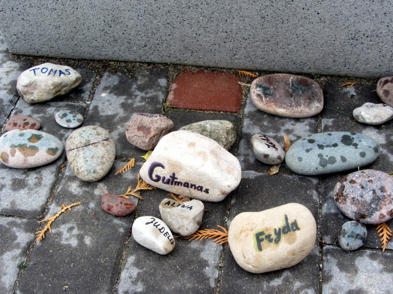 Akmenėliai su vardais prie Rudolfo Baraniko suolelio.
