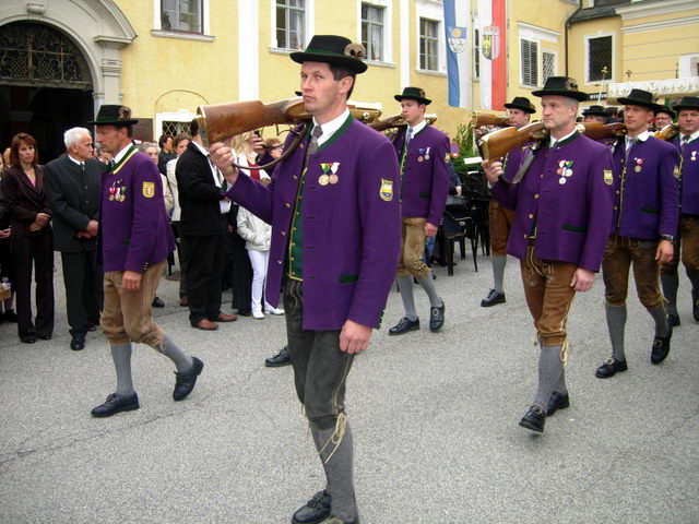 Procesijoje Mondsee žygiuoja Austrijos šauliai