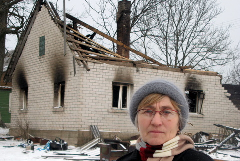 Birutė Banienė ir jos kaimynystėje praėjusią žiemą sudegęs namas
