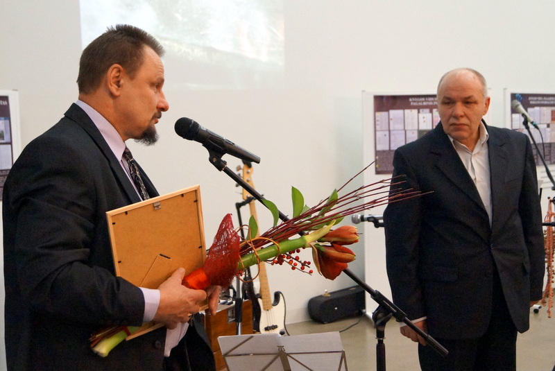 Premijos diplomą laureatui G. Dabrišiui įteikia meras S. Obelevičius.