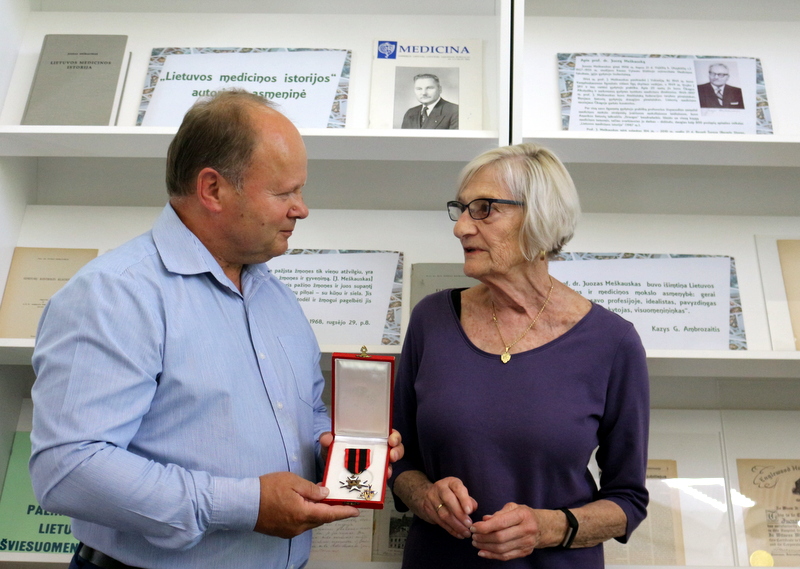 Prof. J. Meškausko gautą apdovanojimą priėmė saugoti bibliotekos direktorius Romas Kutka.