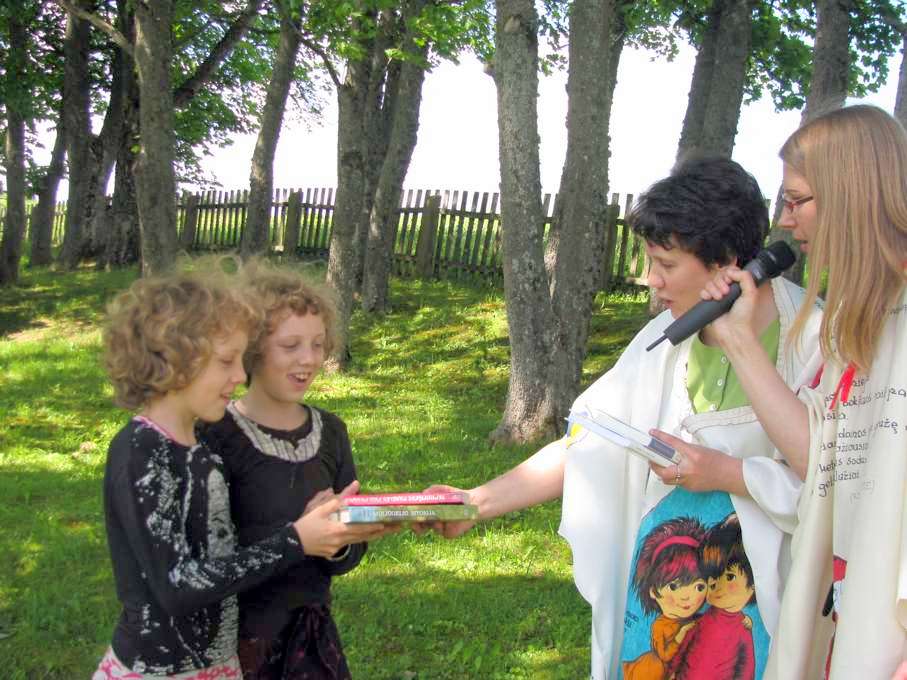 Bibliotekininkių prizai aktyviausioms skaitytojoms.
