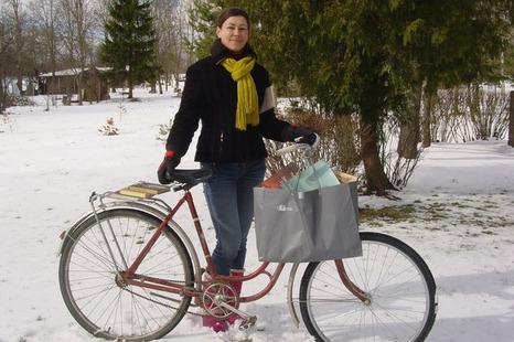 Pasak knygnešės J.Bernatonienės, žmonės taip džiaugiasi jos atvykimu, kad kai kurie jų pasitinka su vaišėmis. Daivos Baronienės nuotrauka