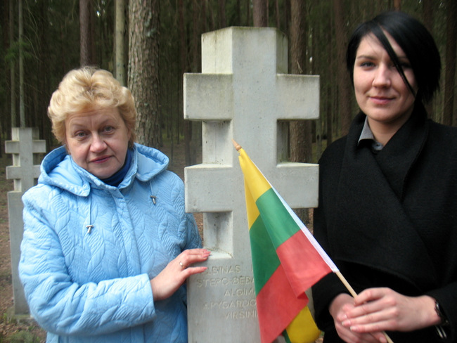 Ties tyliu paminklu susimąstė gimnazistų vadovės istorijos mokytojos Daiva Žemaitienė ir Sandra Gaučiūtė.
