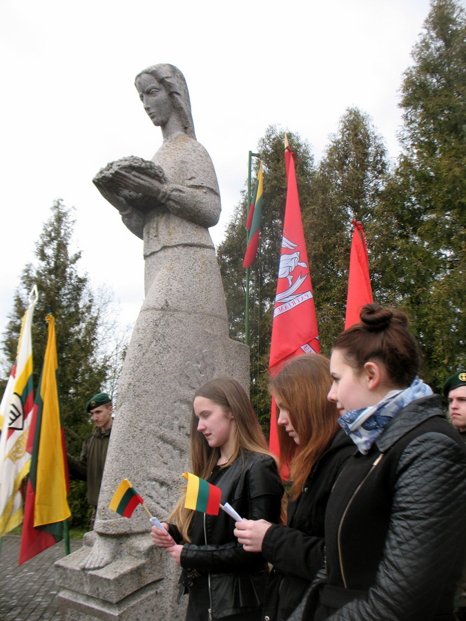 Partizanų eiles skaito Debeikių pagrindinės mokyklos moksleivės Augustė Leonavičiūtė, Laura Mozūraitė ir Ugnė Kisieliūtė.