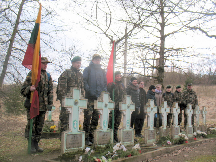 Tylios maldos minutė Kavarsko partizanų atminties parke.
