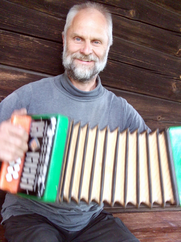 Audrius Daukšas ne tik pasakoja istorijas, bet ir groja armonikėle bei dainuoja Mykoliuko polkutes.