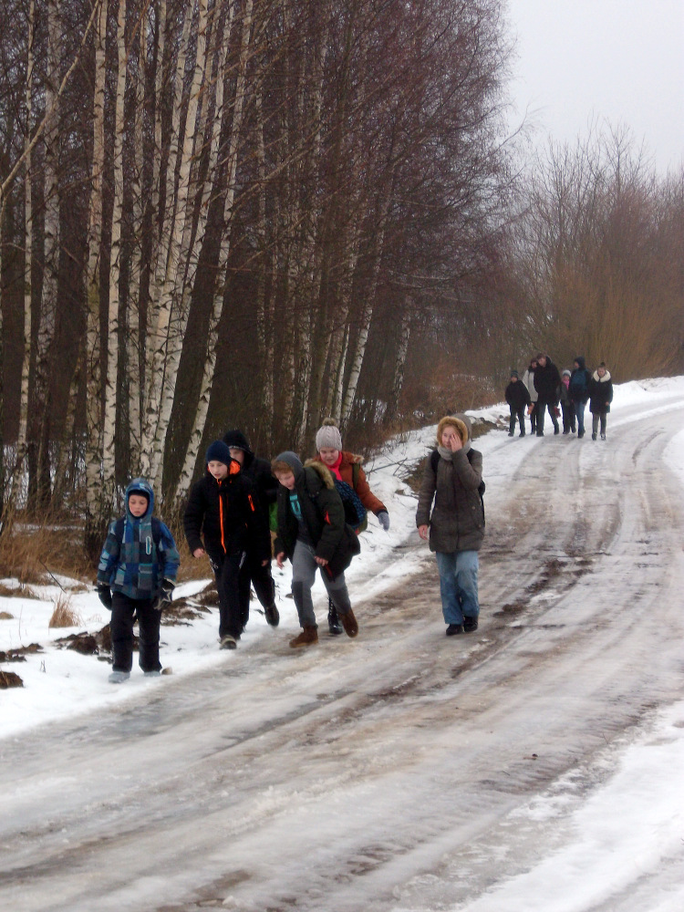 Šaunieji Debeikių mokinukai, besileidžiantys į paslaptingą Nevėžos ežero slėnį.