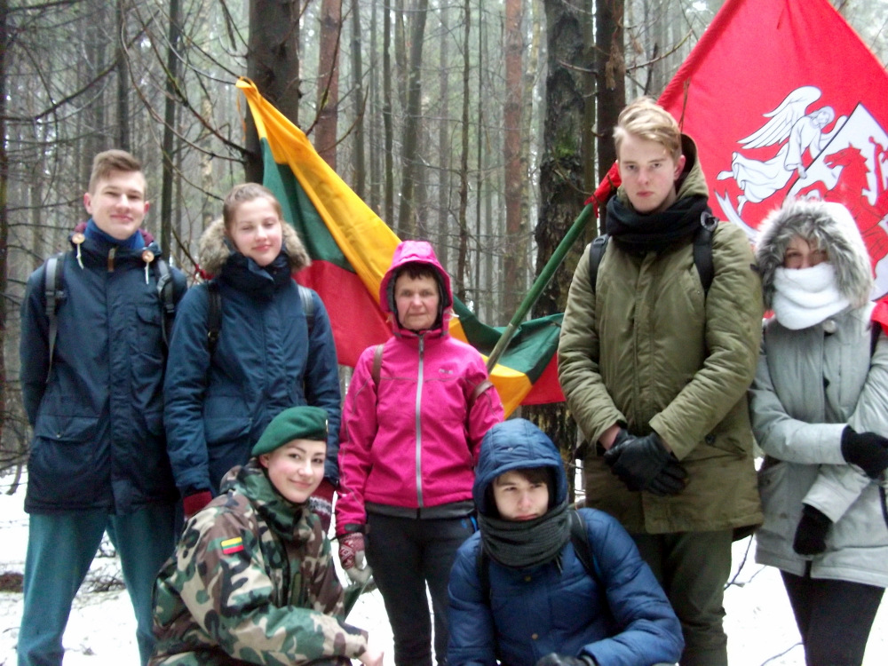 Auštant laisvės dienos rytui ant aukščiausių Anykščių krašto kalvų vėliavą kėlė Jono Biliūno gimnazijos gimnazistai.