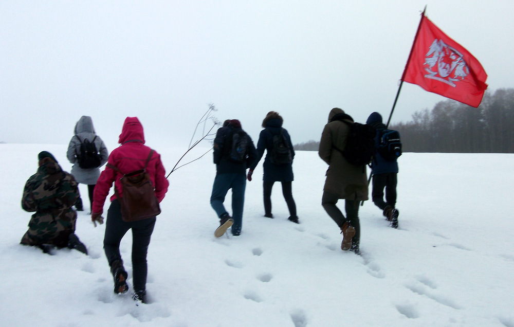 Auštant laisvės dienos rytui ant aukščiausių Anykščių krašto kalvų vėliavą kėlė Jono Biliūno gimnazijos gimnazistai.
