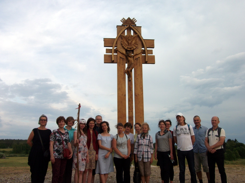 Prie Lietuvos Šimtmečiui, Čaplinskų šeimai ir visiems Moliakalnio kaimo gyventojams pašvęsto didžiojo kryžiaus. 