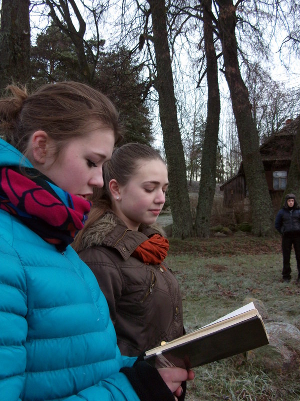 Eiles apie sostinę Vilnių skaito sesės Rūta ir Ineta Kruopytės.