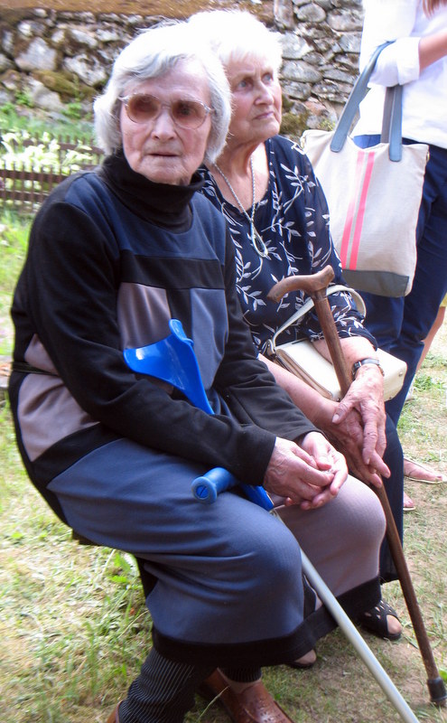 Emociškai ir istoriškai svarbus partizanų artimųjų žodis. Iš kairės: Jono Janukėno sesuo Julija Medžiuolienė ir Jono Biliūno-Žolyno dukra Julija Kaminskienė.