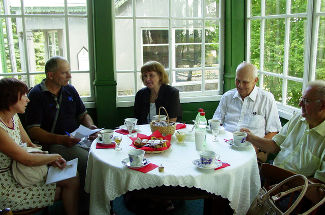 D. M. Karazijaitė-Laucius (centre) prisiminimais dalijosi su kraštotyrininku Raimondu Guobiui