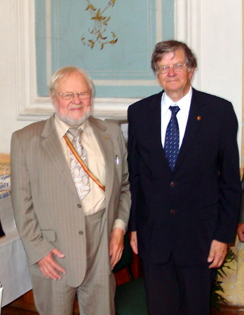 Jubiliatą A. Avižienį sveikina prof. A. Tyla.