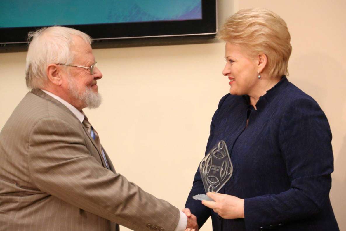 Prezidentė D. Grybauskaitė apdovanoja A. Avižienį. Džojos Barysaitės nuotrauka