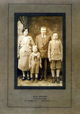 Strolių giminės atvirukas