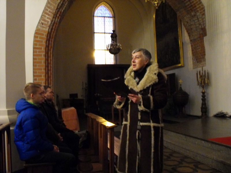 Eiles skaito Kauno anykštėnė Virginija Juciūnaitė.