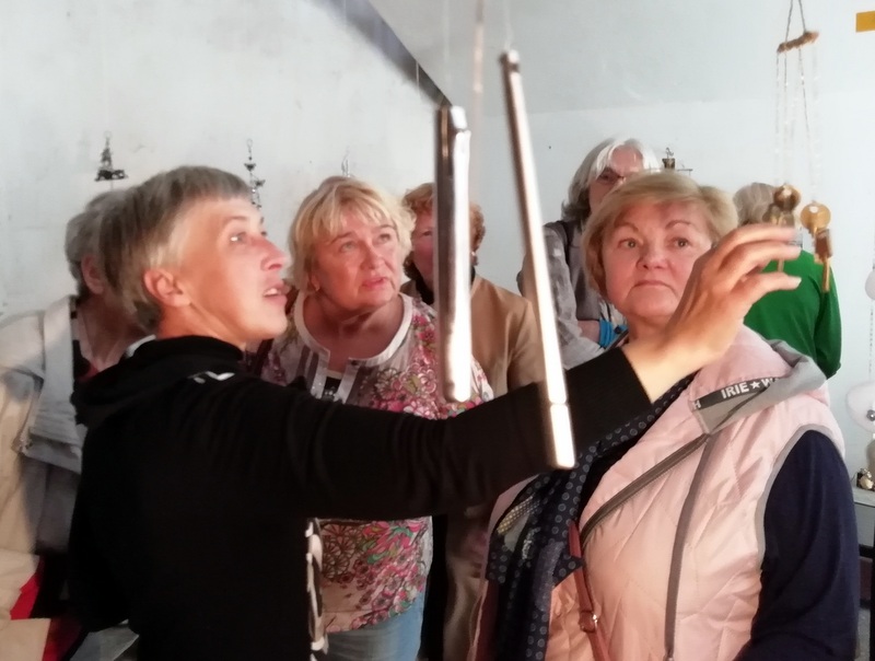 Parodos autorė ir lankytojai.