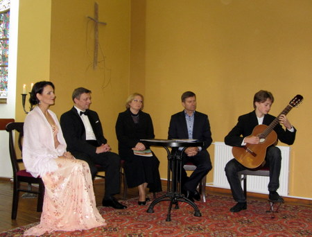 Kauno anykštėnų draugija – Koplyčioje. Gitara groja B. Strumskis.