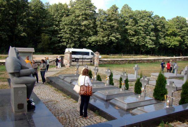 Beržininkų kapinėse – už Lietuvos nepriklausomybę žuvusių karių memorialas.