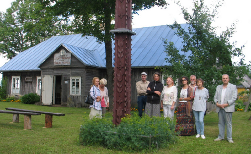Prie senosios mokyklos – Vaižganto muziejaus.