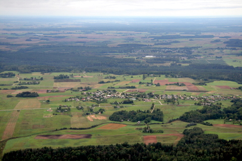 Po kojomis - Šlavėnų kaimas ir jo apylinkės, toliau - Anykščių šilelis, už jo - Ažuožeriai