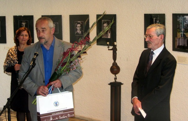 J. Žuką sveikina Anykščių rajono savivaldybės atstovas Saulius Rasalas.