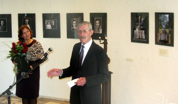 Jonas Žukas ir parodos kuratorė dailininkė Jolita Karalienė prie ikonografinės ekspozicijos.