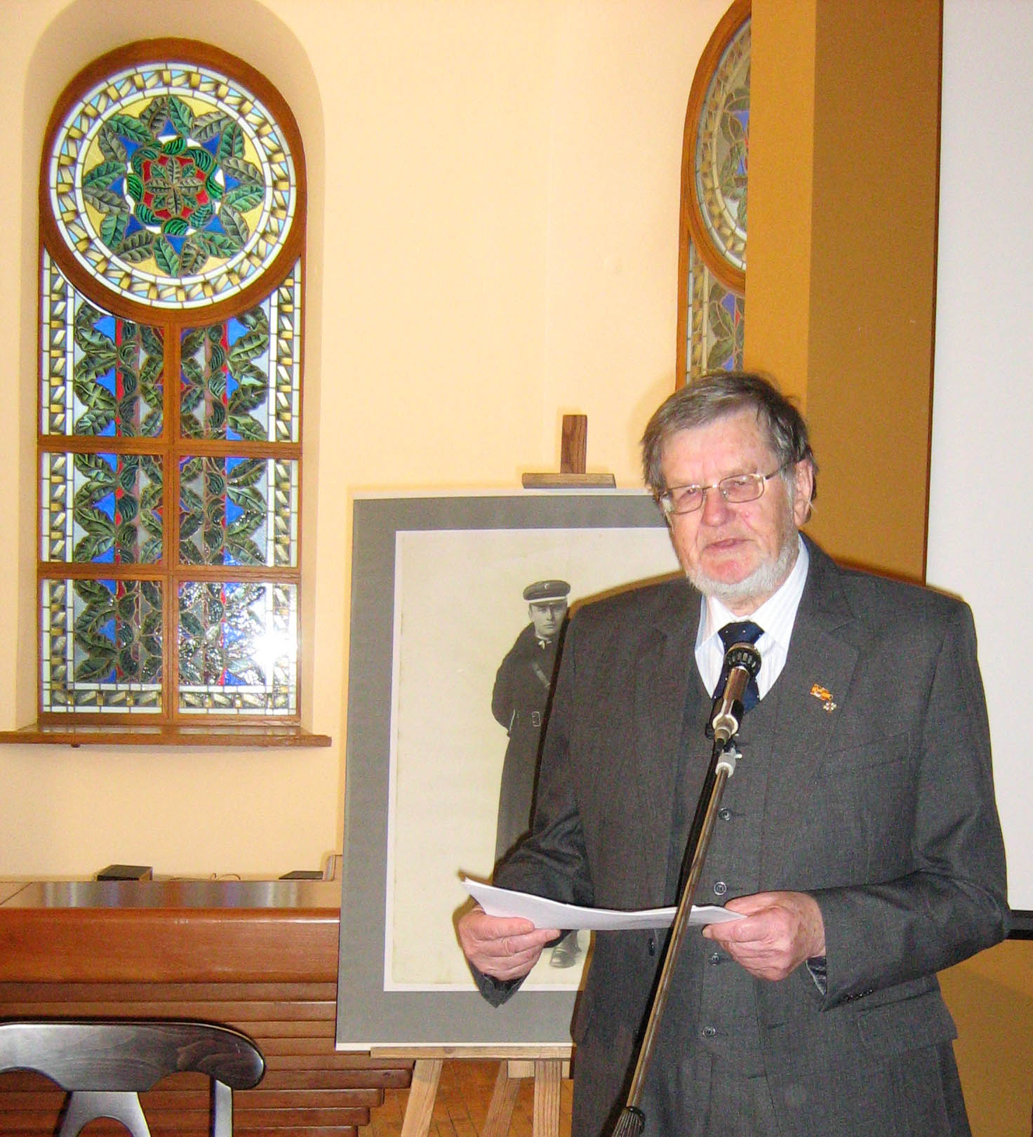Prof. habil. dr. Antanas Tyla skaito pranešimą.