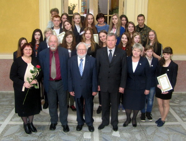 Pirmieji Anykščių akademijos absolventai su iškilmių svečiais.