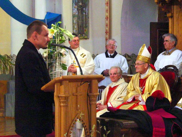 Kanauninką S.Krumpliauską sveikina Anykščių meras S.Obelevičius.