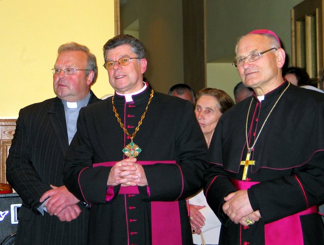 Iškilmių centre (iš dešinės) - Panevėžio vyskupas Jonas Kauneckas, Anykščių dekanas kanauninks Stanislovas Krumpliauskas ir jo kurso draugas, iš Anykščių krašto kilęs Mielagėnų (Ignalinos r.) klebonas Marijonas Savickas.