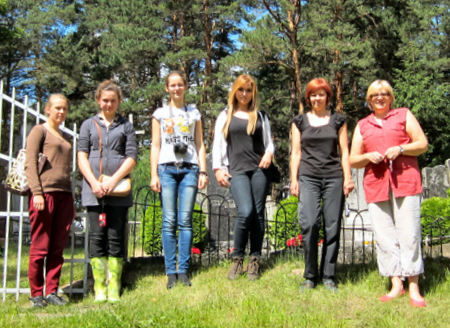 Jaunųjų kraštotyrininkų komanda darbo vietoje