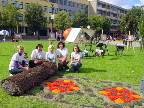 Piktagalio kaimo bendruomenės moterys Panevėžyje patiesė floristinį kilimą