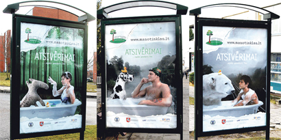 Šie plakatai reklamuoja Anykščius kaip Lietuvos kultūros sostinę. "Anykštos" nuotrauka.
