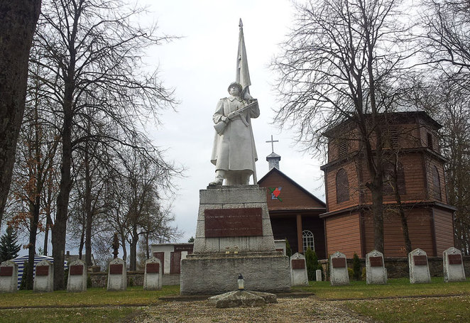 Kurklių miestelyje netoli Anykščių sovietų karys su vėliava ir automatu stovi prie bažnyčios. A. Lukošiaus nuotrauka
